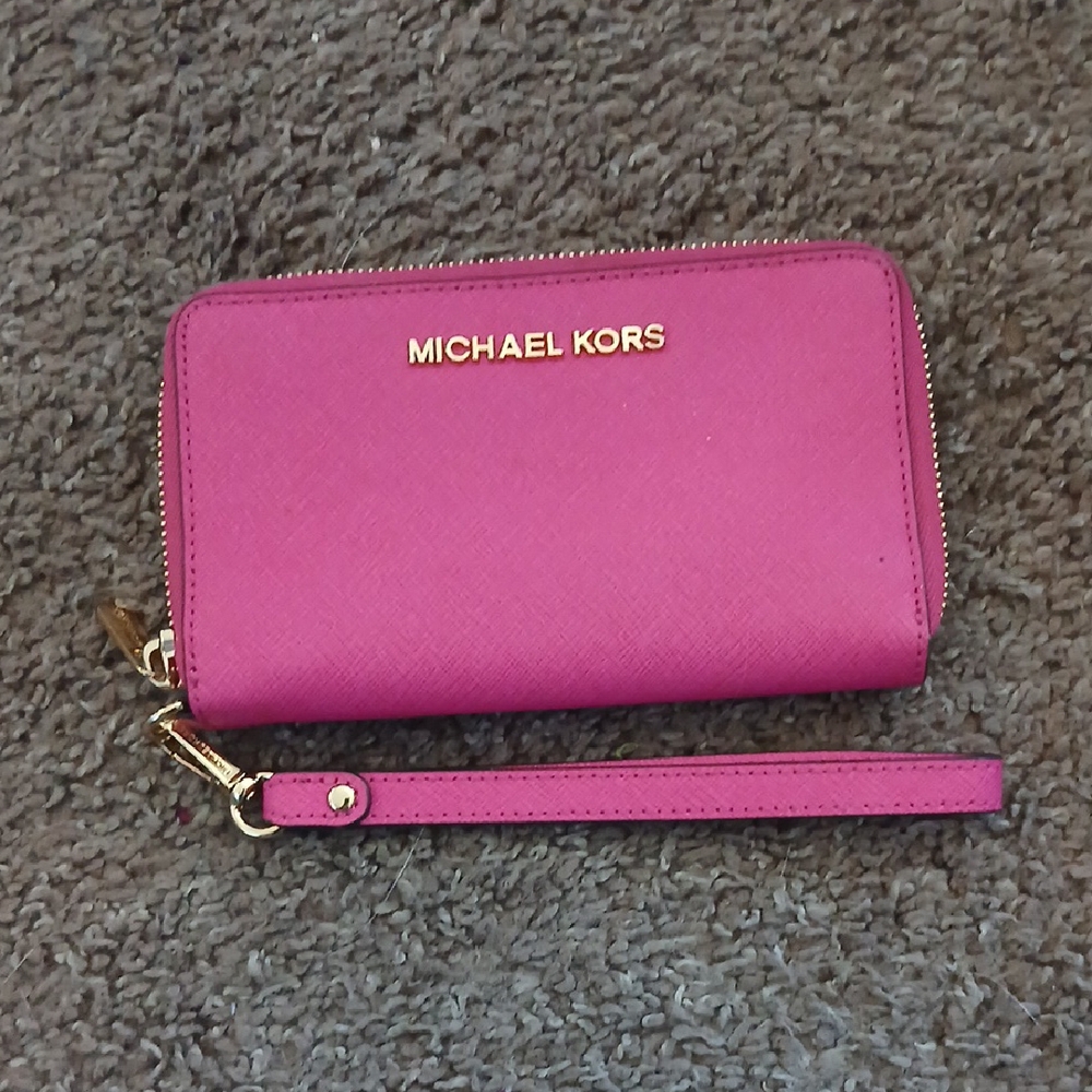 Micheal Kors Pink Round Zip Wristlet Wallet